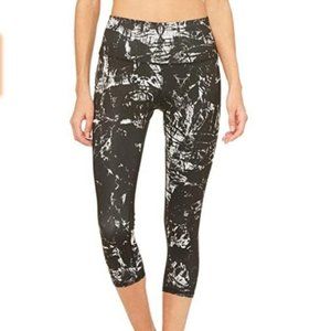 Alo Yoga Airbrush Tie Dye Capri Leggings in Black Magma - Sz S